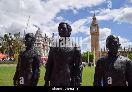 Londra, Regno Unito. 24 giugno 2023. Statue di Edward Snowden, Julian Assange e Chelsea Manning erette da attivisti in Parliament Square mentre i manifestanti si riunirono chiedendo al governo britannico di liberare Julian Assange e di non estradarlo negli Stati Uniti. Foto Stock