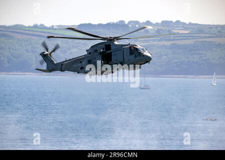 Elicottero MK2 della Royal Navy da RNAS Culdrose, che partecipa all'evento nazionale delle forze armate che si svolge sopra Falmouth Bay Foto Stock