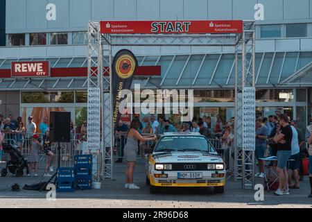 Kaiserslautern, Germania. 24 giugno 2023. 1982 Audi quattro arrivo a Stiftsplatz (piazza) dopo aver terminato rallye. Il 15° Kaiserslautern Classics combina una mostra di auto d'epoca con l'ex ADAC Trifels Historic rallye (ora sotto il nuovo nome "ADAC Trifels Oldtimerwanderung") e una riunione in Vespa. L'evento inizia il sabato alle 8:30 e prosegue in varie località pubbliche del centro città per tutto il giorno, accompagnato da band di musica dal vivo. Credito: Gustav Zygmund/Alamy News Foto Stock