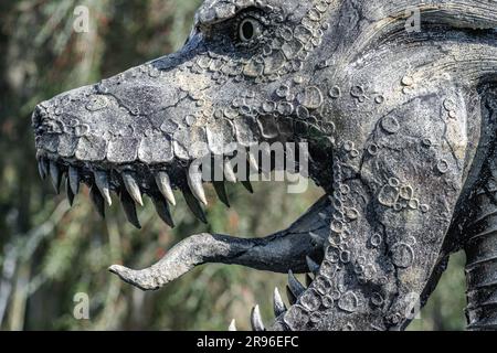 La scultura del drago nel Giardino di bambù Asiatico allo Zoo e ai Giardini di Jacksonville, Florida. (USA) Foto Stock