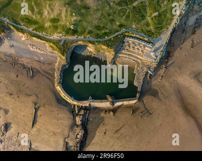 Vista aerea, vista dall'alto di Bude Seapool, una piscina naturale di marea a Bude Bay, North Cornwall, Inghilterra, Regno Unito Foto Stock