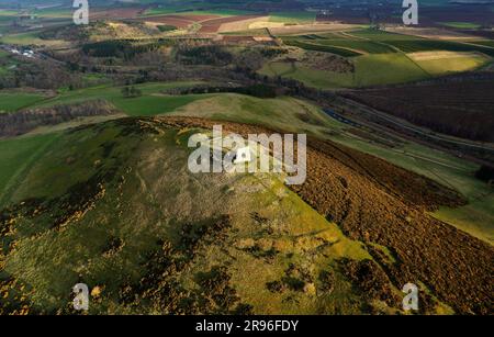 Dunnideer, fortezza preistorica c250 a.C. con bastioni concentrici. E la casa medievale della torre del castello di Dunnideer in rovina. Vicino a Insch, Grampian, Scozia Foto Stock