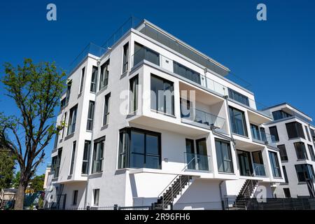 Bianca e moderna townhouses visto a Berlino, Germania Foto Stock