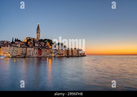 Vista della città vecchia di Rovigno in Croazia dopo tramonto Foto Stock