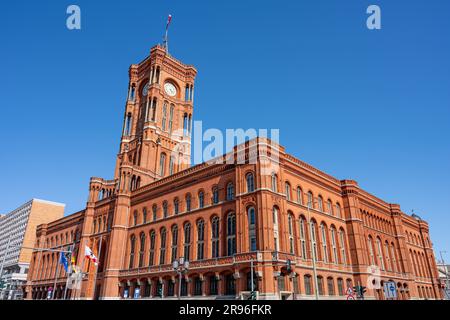 Il famoso Municipio Rosso, il municipio di Berlino, in Germania, in una giornata di sole Foto Stock