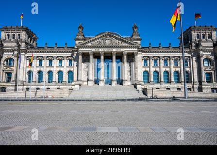 Vista frontale del famoso Reichstag tedesco di Berlino Foto Stock