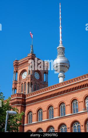 La famosa torre della televisione e la torre del municipio di Berlino, contro un cielo azzurro Foto Stock