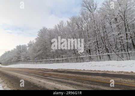 Scena invernale dopo e durante le forti nevicate, Brownsburg, Quebec, Canada Foto Stock