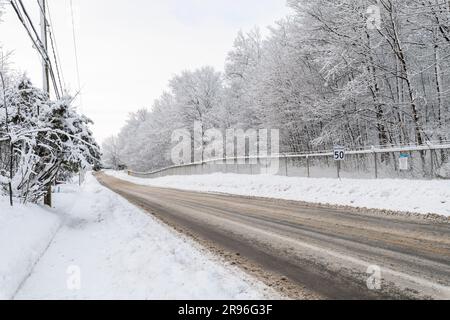 Scena invernale dopo e durante le forti nevicate, Brownsburg, Quebec, Canada Foto Stock