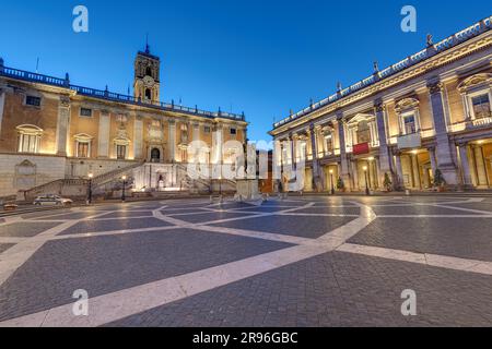 Il Campidoglio con la Piazza del Campidoglio a Roma all'alba Foto Stock