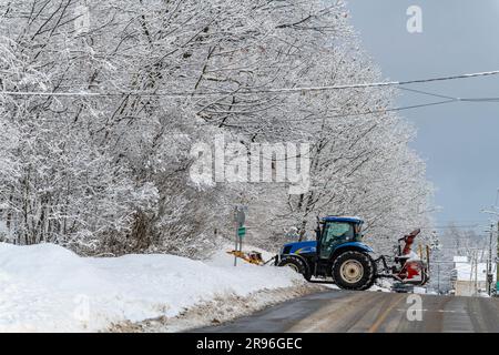 Scena invernale dopo e durante le forti nevicate, Brownsburg, Quebec, Canada Foto Stock