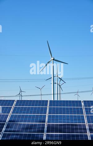 Impianti solari, turbine eoliche e linee elettriche viste in Germania Foto Stock