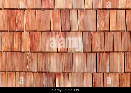 Sfondo di un muro di tegole di legno, visto in Baviera, Germania Foto Stock