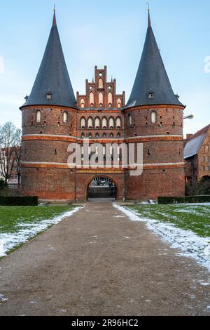 La storica porta di Holsten a Lubecca, Germania Foto Stock