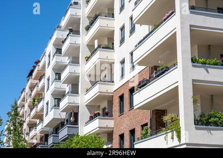 Moderno blocco di appartamenti visto a Berlino, Germania Foto Stock