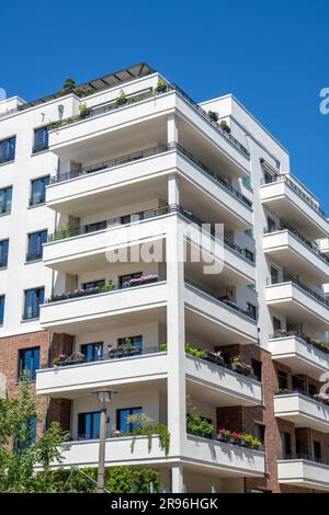 Moderno condominio bianco visto a Berlino, Germania Foto Stock