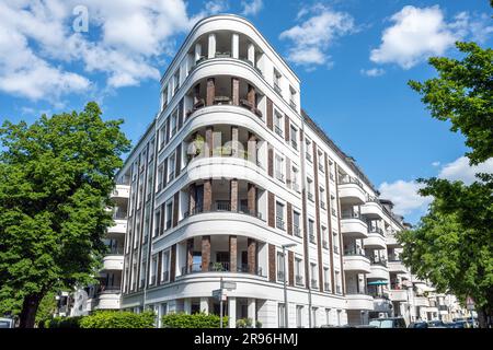 Moderno condominio bianco di lusso visto a Berlino, Germania Foto Stock