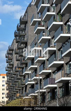Nuovo edificio in mattoni grigi visto a Berlino, Germania Foto Stock