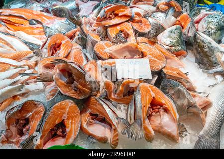 Pezzi di salmone in vendita in un mercato Foto Stock