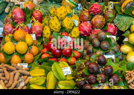 Frutti tropicali esotici in vendita in un mercato a Barcellona Foto Stock