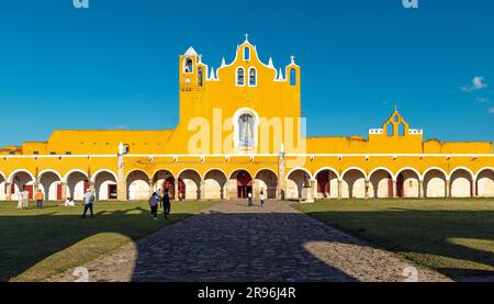 Convento di San Antonio de Padova al tramonto, Izamal, Yucatan, Messico. Foto Stock