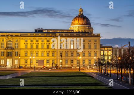 L'imponente palazzo della città ricostruito nel cuore di Berlino all'alba Foto Stock