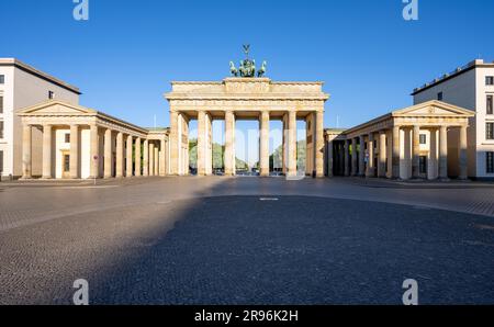 La famosa porta di Brandeburgo a Berlino la mattina presto senza persone Foto Stock