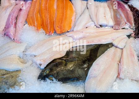 Filetti di pesce fresco in vendita al mercato del pesce di Bergen, Norvegia Foto Stock