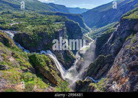 La spettacolare Voringsfossen in Norvegia, una delle cascate più grandi del paese Foto Stock