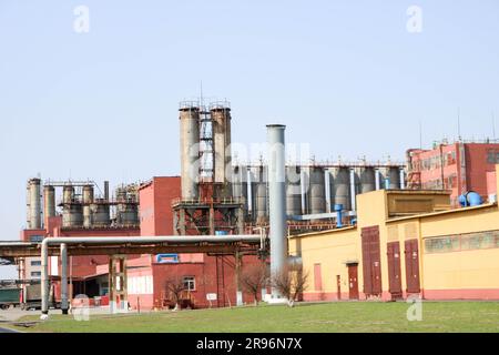 Impianto chimico con colonne di rettifica, reattori, scambiatori di calore, tubi, pompe, serbatoi, attrezzature in una raffineria di petrolio, petrolchimica, impianto chimico Foto Stock