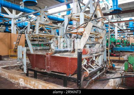 Metal Industrial potenti attrezzature del reparto produzione presso l'impianto petrolchimico di raffinazione, petrolchimico, con macchine per tubi Foto Stock