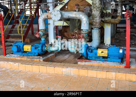 Pompe centrifughe in ferro metallico attrezzature e tubi con flange e valvole per il pompaggio di prodotti a combustibile liquido presso la petroleria chimica della raffineria industriale Foto Stock