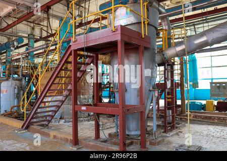 Scala in ferro metallico con barriere di sicurezza con gradini e ringhiere per sollevare le apparecchiature dello scambiatore di calore nel piano petrolchimico della raffineria di petrolio industriale Foto Stock