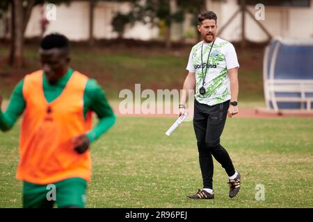 Nairobi, Kenya. 23 giugno 2023. Johnathan MCKINSTRY osserva la formazione. Gor Mahia in allenamento in vista della partita contro il Nairobi Citystars, Kenyan Premier League. Complesso sportivo Kasarani Stadium. Credito: XtraTimeSports (Darren McKinstry) / Alamy. Foto Stock