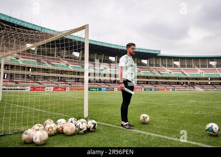 Nairobi, Kenya. 23 giugno 2023. Johnathan MCKINSTRY (Head Coach, Gor Mahia) dà la direzione ai giocatori. Gor Mahia in allenamento in vista della partita contro il Nairobi Citystars, Kenyan Premier League. Complesso sportivo Kasarani Stadium. Credito: XtraTimeSports (Darren McKinstry) / Alamy. Foto Stock