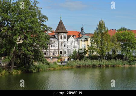 Vista di una casa in legno a graticcio presso il Burgsee, Bad Salzungen, Turingia, Germania Foto Stock