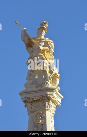 Statua di St. George con la lancia che combatte i draghi a St. George's Fountain, Kornmarkt, Treviri, Mosella centrale, Mosella, Renania-Palatinato, Germania Foto Stock