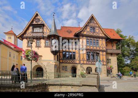 Casa a graticcio con finestra a bovindo e ornamenti Henneberger Haus costruita nel 1895, Meiningen, Turingia, Germania Foto Stock