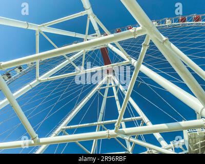 parco divertimenti. ruota panoramica in metallo bianco. Struttura enorme realizzata in materiali pesanti per supportare cabine metalliche e il peso delle persone. Foto Stock