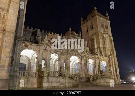 Cattedrale se do Porto di notte, loggia barocca di Nicolau Nasoni, Porto, Portogallo Foto Stock