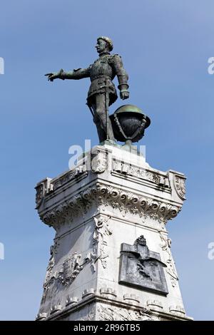 Monumento Infante Dom Henrique, Enrico il Navigatore, statua con globo, Porto, Portogallo Foto Stock