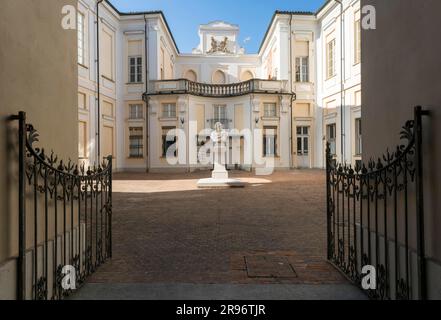 Cortile interno con busto del poeta Vittorio Alfieri, 1749-1803, Palazzo Alfieri, Asti, Monferrato, Piemonte, Italia Foto Stock