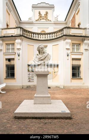 Cortile interno con busto del poeta Vittorio Alfieri, 1749-1803, Palazzo Alfieri, Asti, Monferrato, Piemonte, Italia Foto Stock