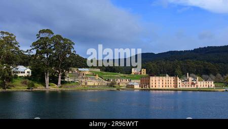 distretto militare e rovine del penitenziario, dal traghetto per l'isola dei morti e il puer di punta, il porto di arthur, sito storico, tasmania, australia Foto Stock