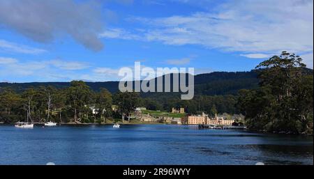 distretto militare e rovine del penitenziario, dal traghetto per l'isola dei morti e il puer di punta, il porto di arthur, sito storico, tasmania, australia Foto Stock