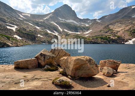 pittoresco lago blu inferiore e pedaggio in estate nell'area selvaggia delle cime indiane, vicino a nederland, colorado Foto Stock