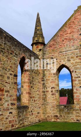 distretto militare e rovine del penitenziario, dal traghetto per l'isola dei morti e il puer di punta, il porto di arthur, sito storico, tasmania, australia Foto Stock