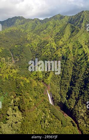 cascate e montagne di mana waiopuna in una lussureggiante foresta pluviale, viste da un elicottero vicino al canyon di waimea, kauai, hawaii, come viste da un elicottero Foto Stock