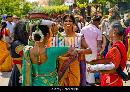 Indù in abito tradizionale il giorno del festival principale alla grande parata di Theer, Hamm, area della Ruhr, Renania settentrionale-Vestfalia, Germania Foto Stock