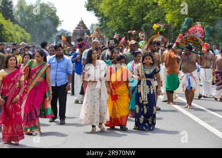 Indù in abito tradizionale il giorno del festival principale alla grande parata di Theer, Hamm, area della Ruhr, Renania settentrionale-Vestfalia, Germania Foto Stock